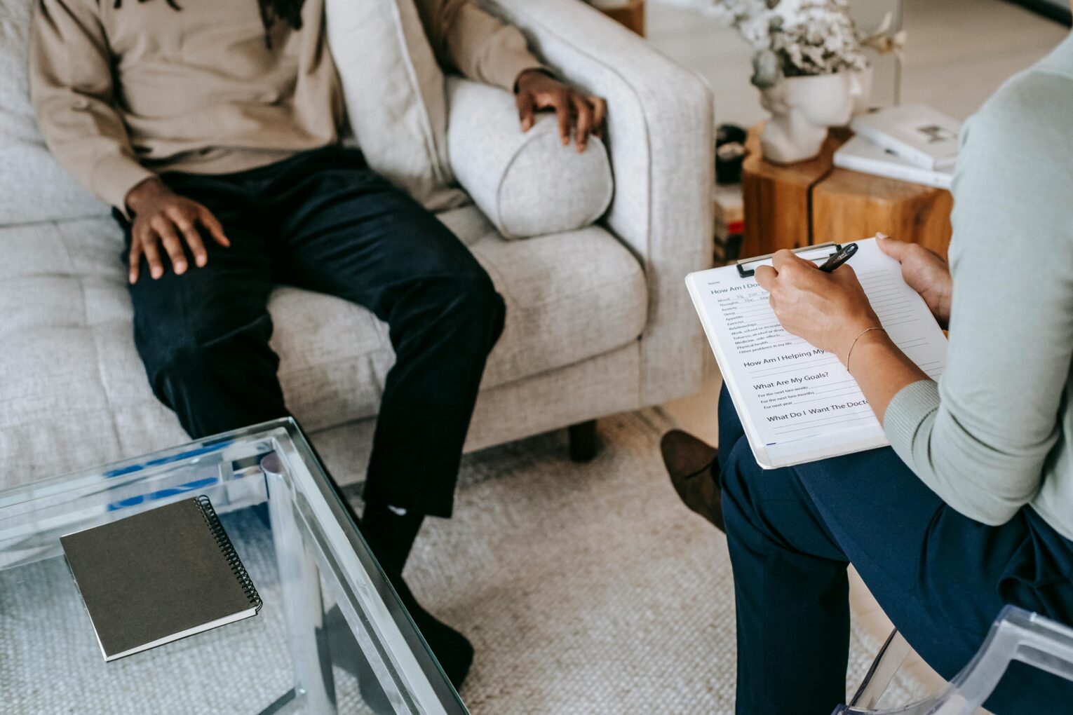 therapist asking hypnotherapy questions 